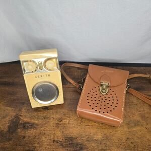 Vintage Zenith Radio UNTESTED! Radio has a beautiful leather case!